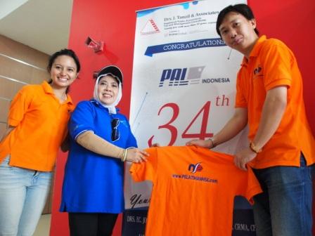 Project - Olahraga Tawa PT. PAL Indonesia (Persero) - Direktur SDU PT. PAL Indonesia (Persero), Ibu Etty Soewardani menerima Kaus PelatihanNSE.com