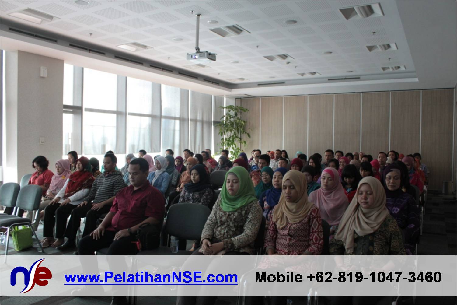 Flash Seminar Stress Management - BTPN - 80 peserta melakukan salah satu latihan meditasi untuk manajemen stress